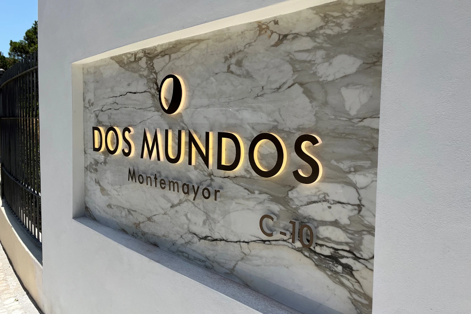 Cartel impreso y letras corpóreas retroiluminadas